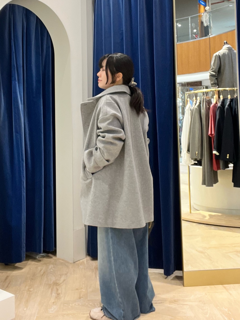 ベージュ系のシャツ/ブラウス、グレー系のピーコート、ブラック系のショルダーバッグを着用したレディースの秋コーディネートの8枚目の写真