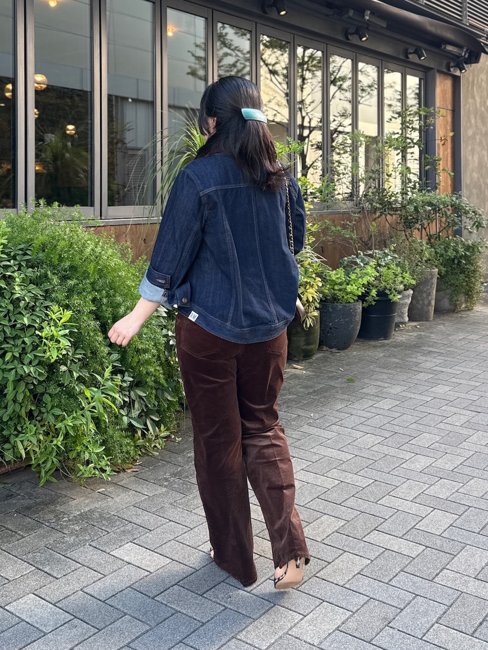 ホワイト系のTシャツ/カットソー、ブルー系のデニムジャケット、ブラウン系のショルダーバッグを着用したレディースの夏コーディネートの7枚目の写真