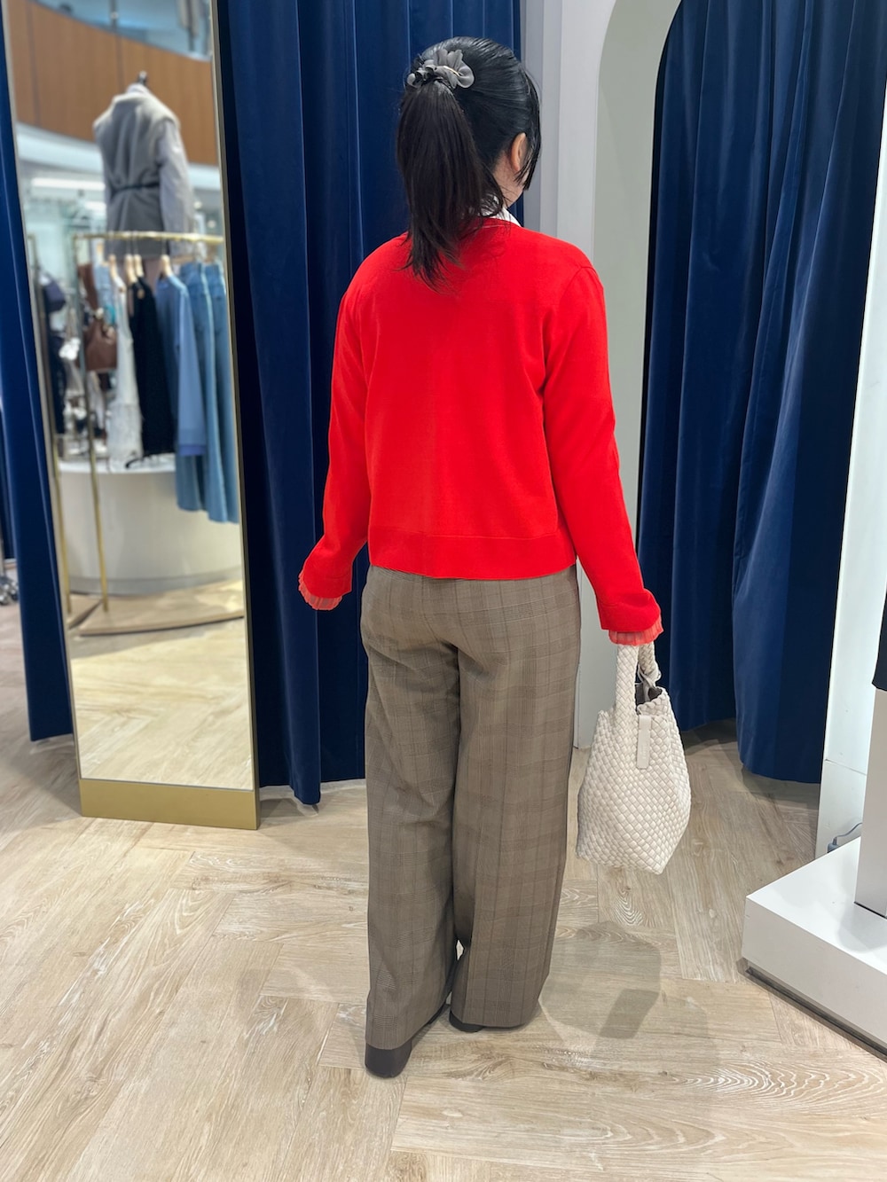 ホワイト系のシャツ/ブラウス、レッド系のカーディガン/ボレロ、ブラウン系のその他パンツを着用したレディースの秋コーディネートの6枚目の写真