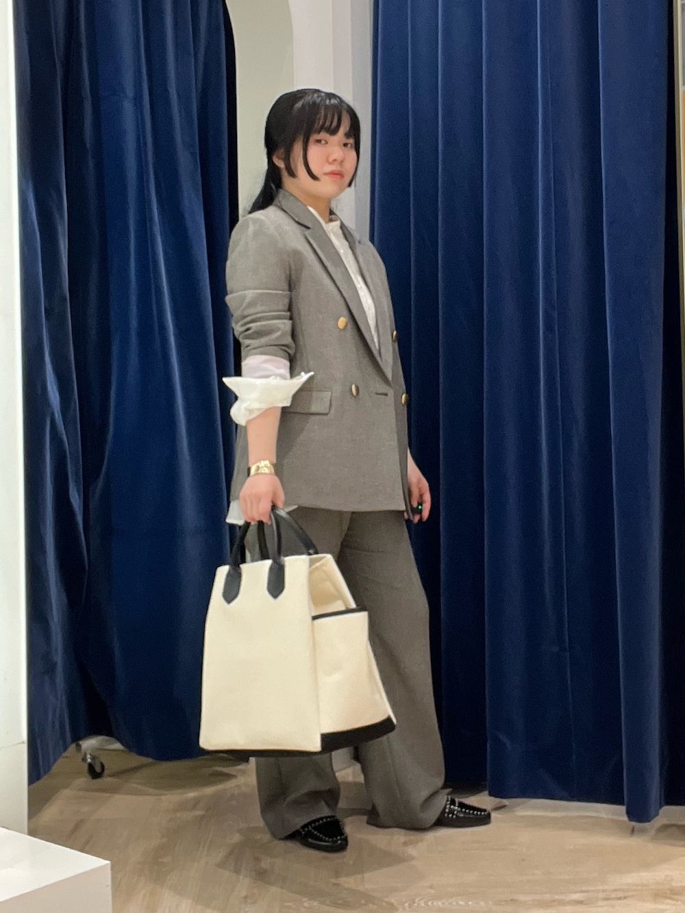 ホワイト系のシャツ/ブラウス、ブラウン系のテーラードジャケット、ブラウン系のその他パンツを着用したレディースの秋コーディネートの3枚目の写真