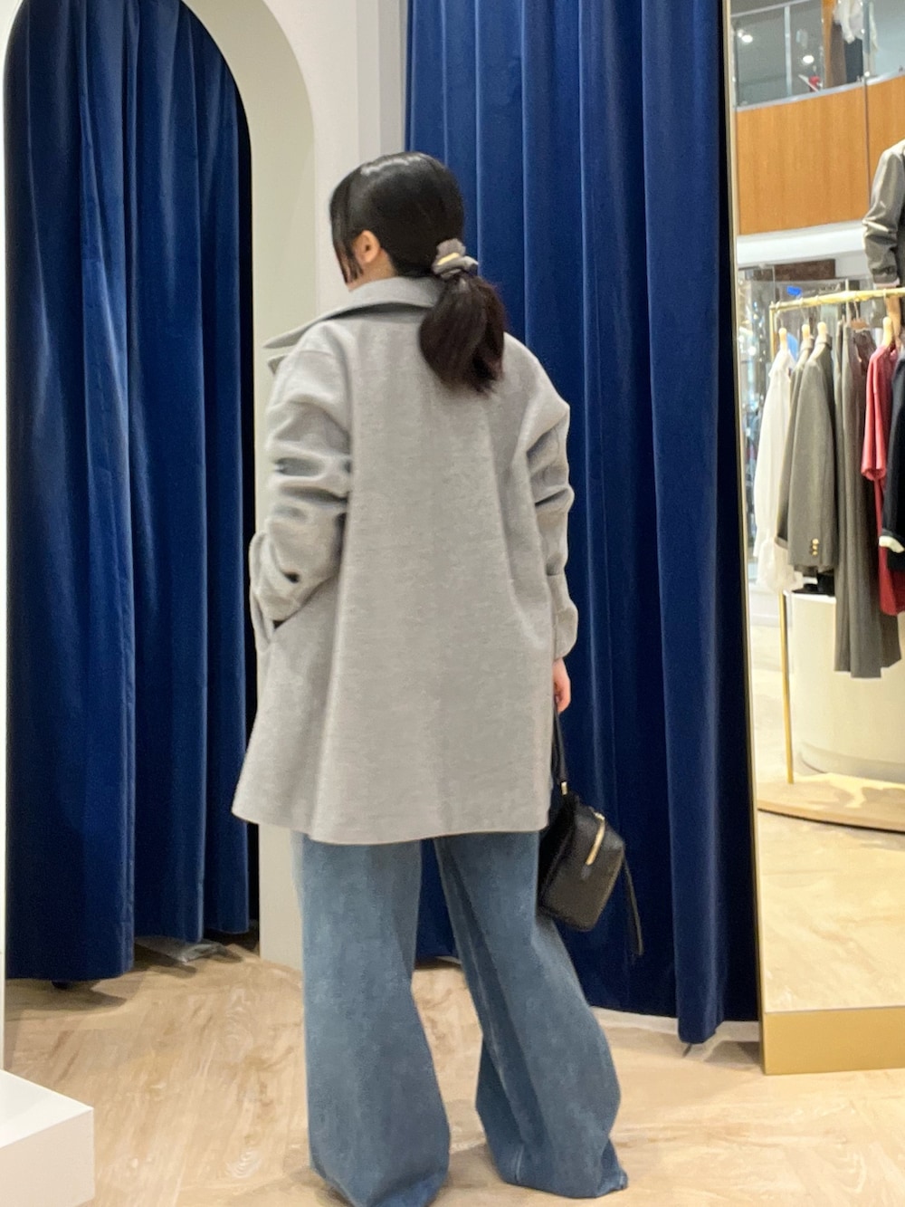 ベージュ系のシャツ/ブラウス、グレー系のピーコート、ブラック系のショルダーバッグを着用したレディースの秋コーディネートの7枚目の写真