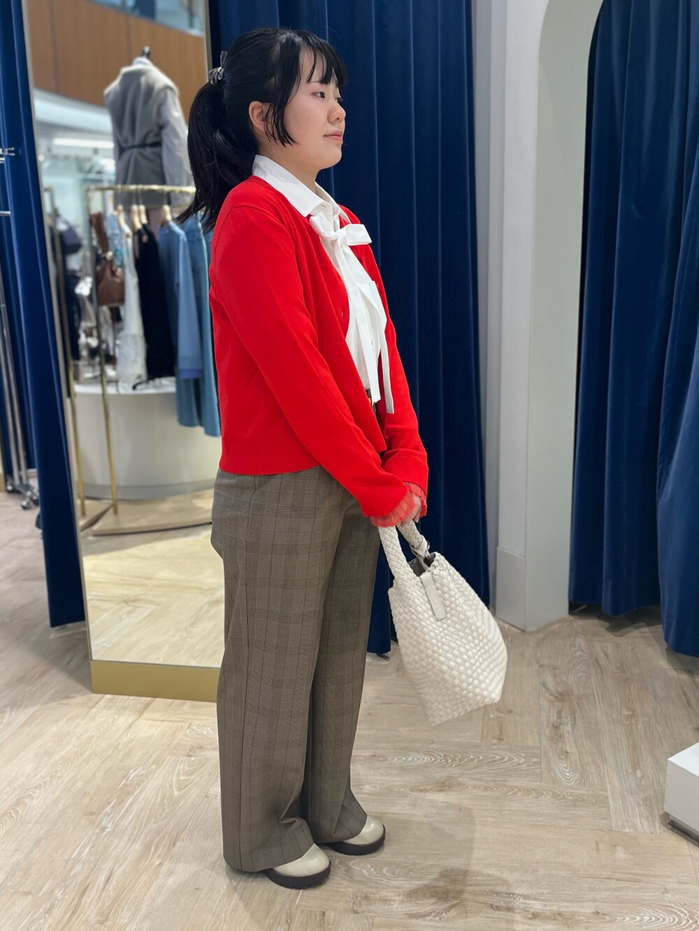 ホワイト系のシャツ/ブラウス、レッド系のカーディガン/ボレロ、ブラウン系のその他パンツを着用したレディースの秋コーディネートの4枚目の写真