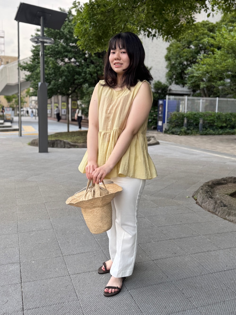 ホワイト系のデニムパンツ、イエロー系のシャツ/ブラウス、ブラウン系のサンダルを着用したレディースの夏コーディネートの7枚目の写真
