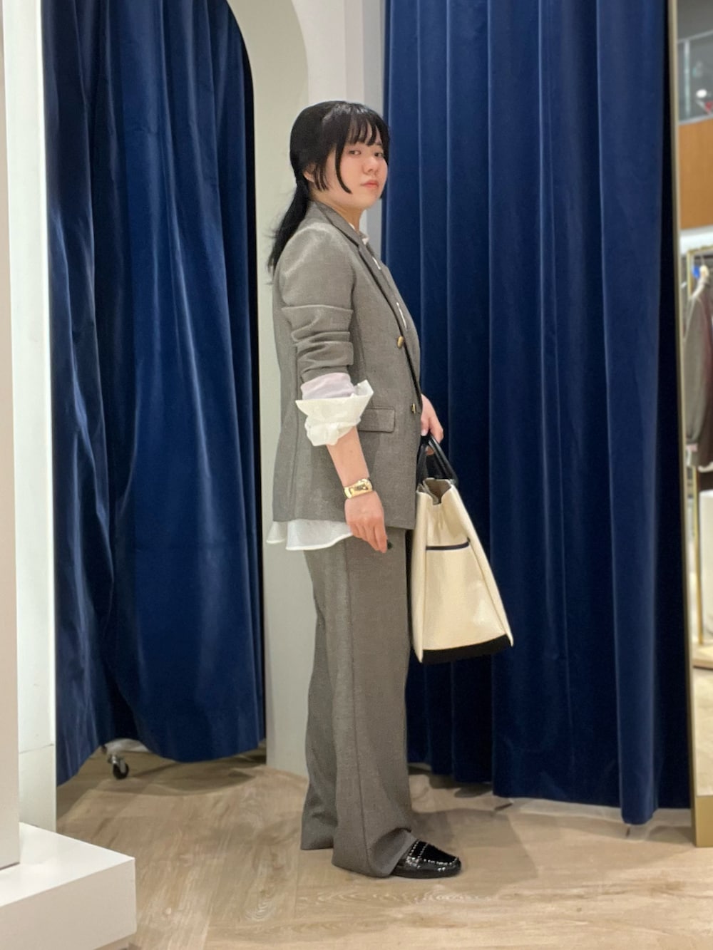 ホワイト系のシャツ/ブラウス、ブラウン系のテーラードジャケット、ブラウン系のその他パンツを着用したレディースの秋コーディネートの4枚目の写真