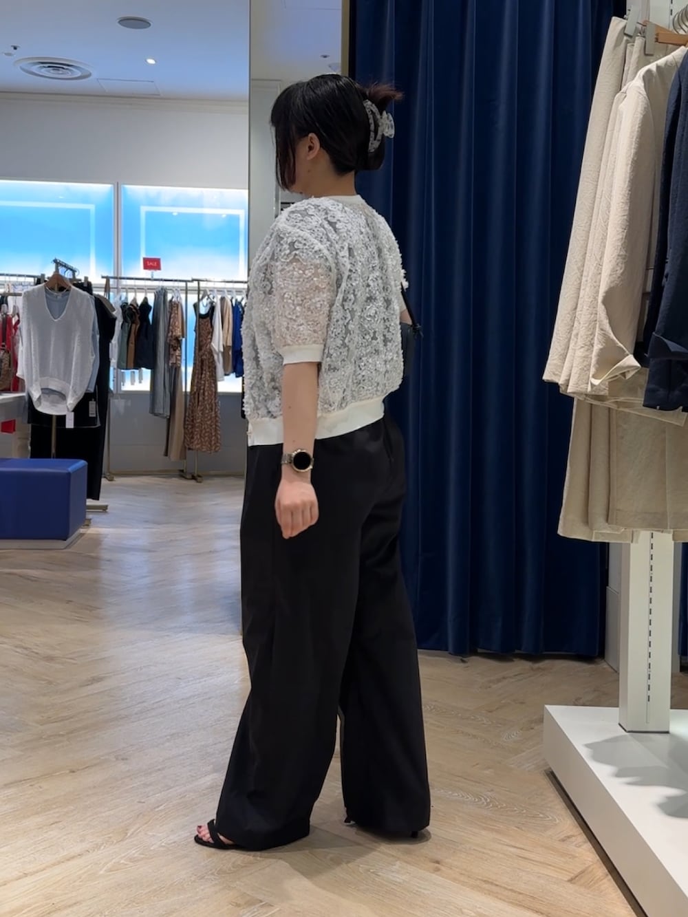 ブラック系のつなぎ/オールインワン、ホワイト系のカーディガン/ボレロ、ブルー系のショルダーバッグを着用したレディースの夏コーディネートの6枚目の写真