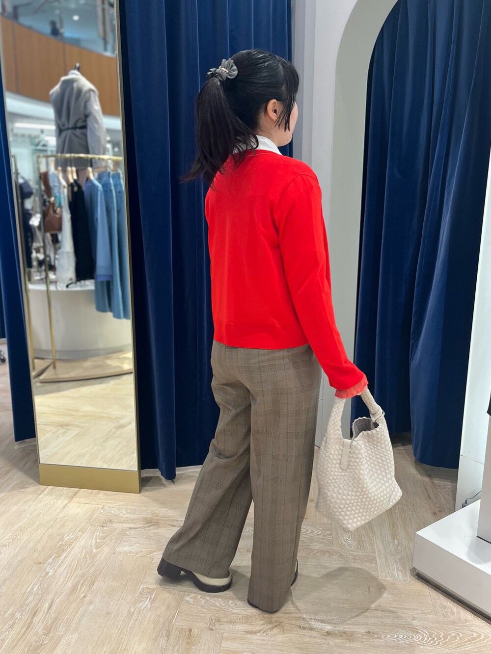 ホワイト系のシャツ/ブラウス、レッド系のカーディガン/ボレロ、ブラウン系のその他パンツを着用したレディースの秋コーディネートの5枚目の写真