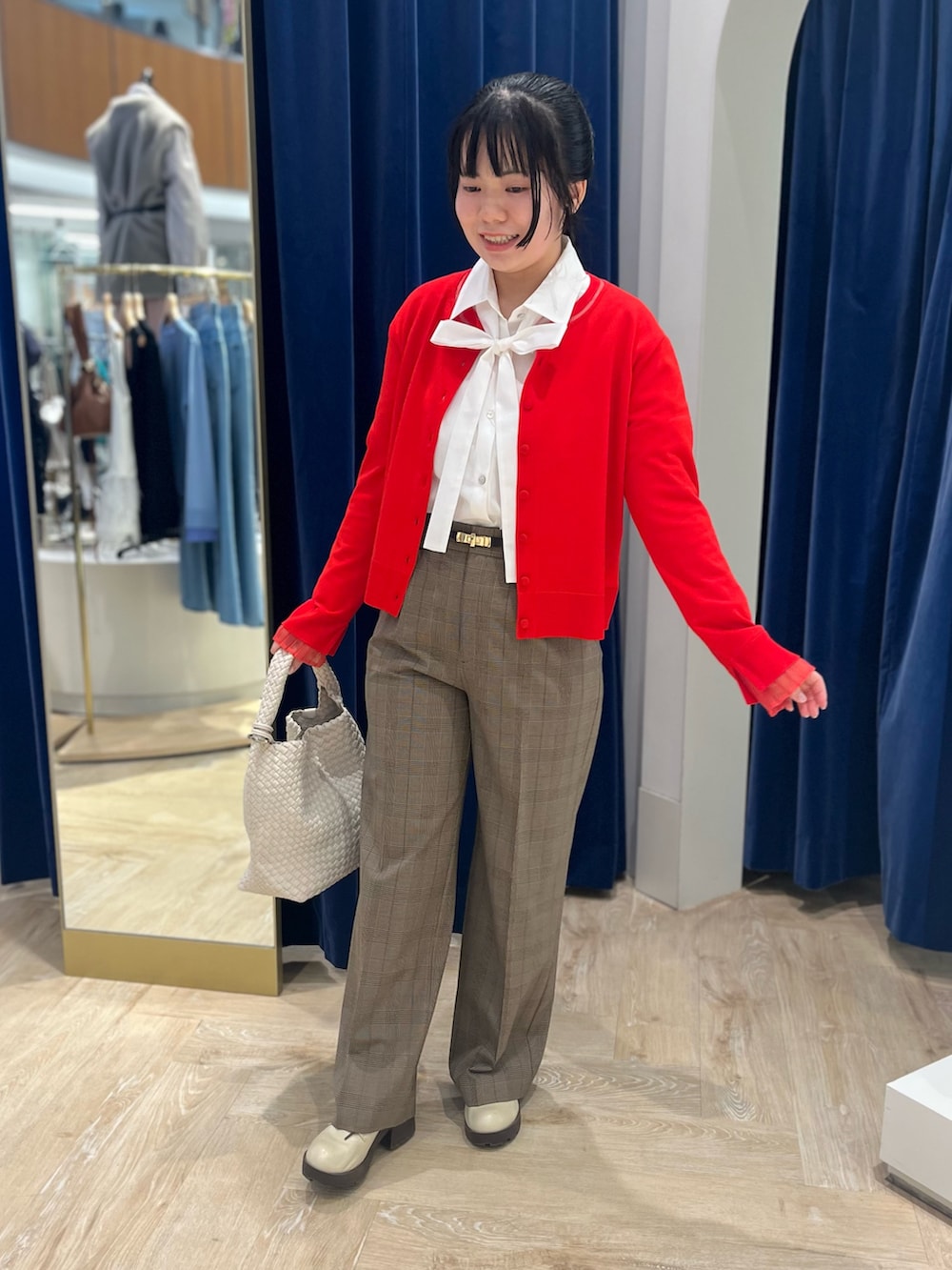 ホワイト系のシャツ/ブラウス、レッド系のカーディガン/ボレロ、ブラウン系のその他パンツを着用したレディースの秋コーディネートの10枚目の写真