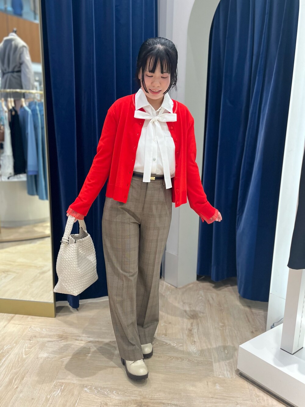 ホワイト系のシャツ/ブラウス、レッド系のカーディガン/ボレロ、ブラウン系のその他パンツを着用したレディースの秋コーディネートの3枚目の写真