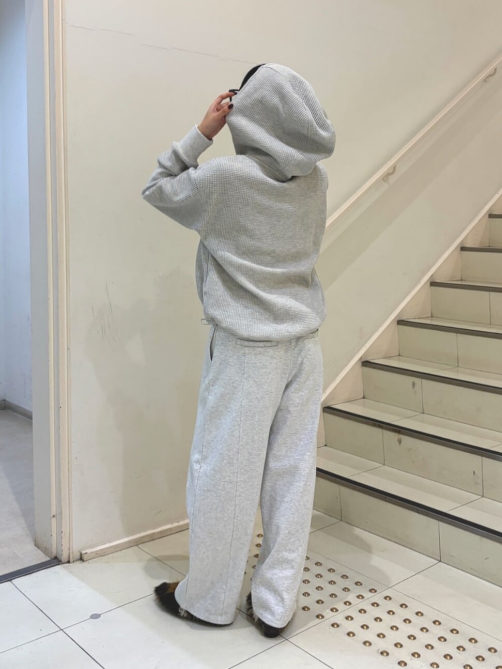 グレー系のパーカー、グレー系のスウェットパンツ、その他のその他シューズを着用したレディースの秋コーディネートの4枚目の写真