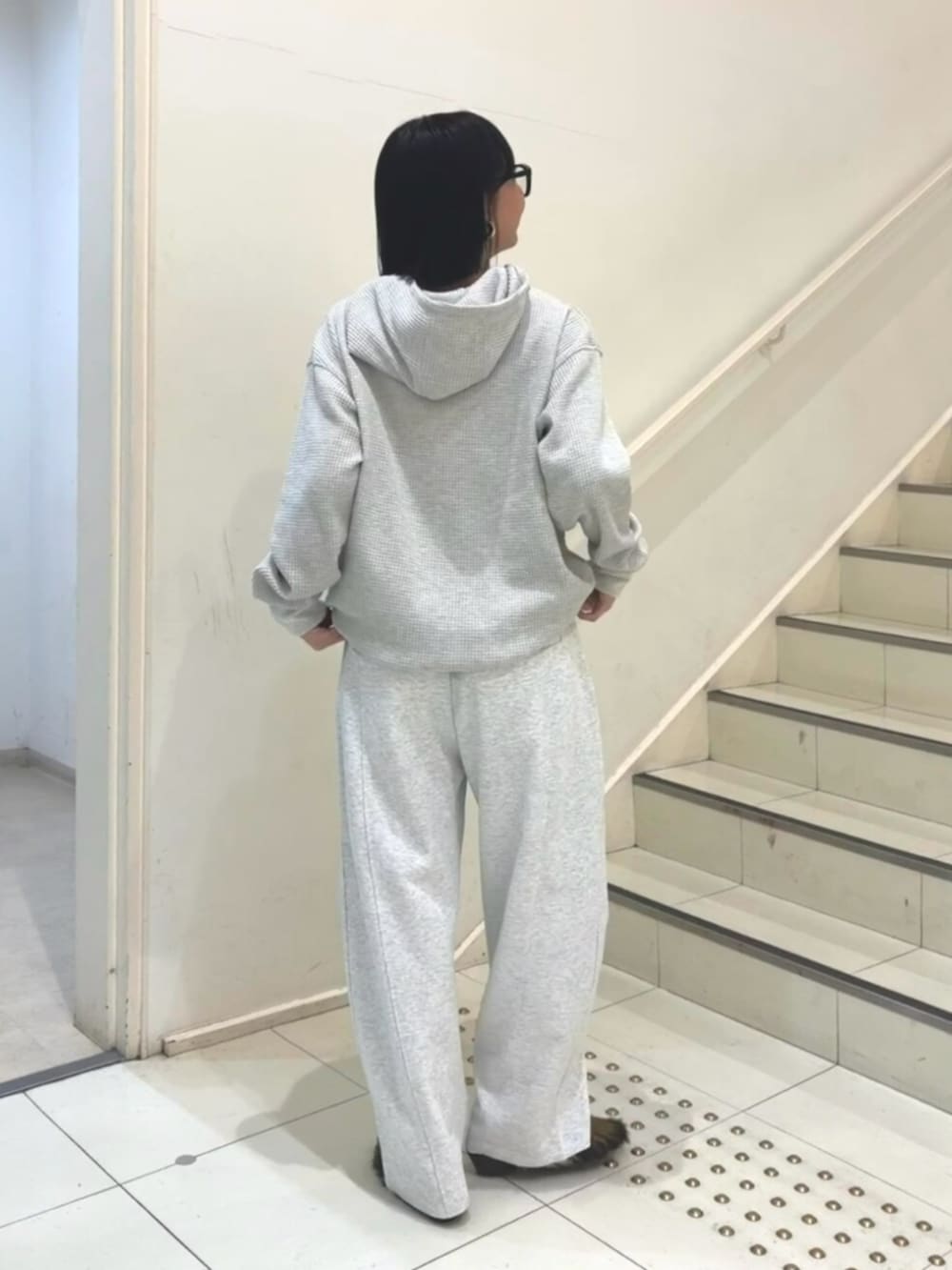 グレー系のパーカー、グレー系のスウェットパンツ、その他のその他シューズを着用したレディースの秋コーディネートの3枚目の写真