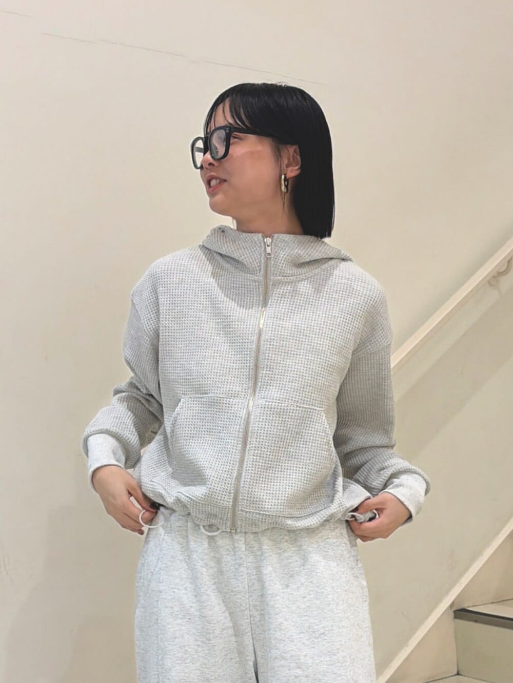 グレー系のパーカー、グレー系のスウェットパンツ、その他のその他シューズを着用したレディースの秋コーディネートの6枚目の写真