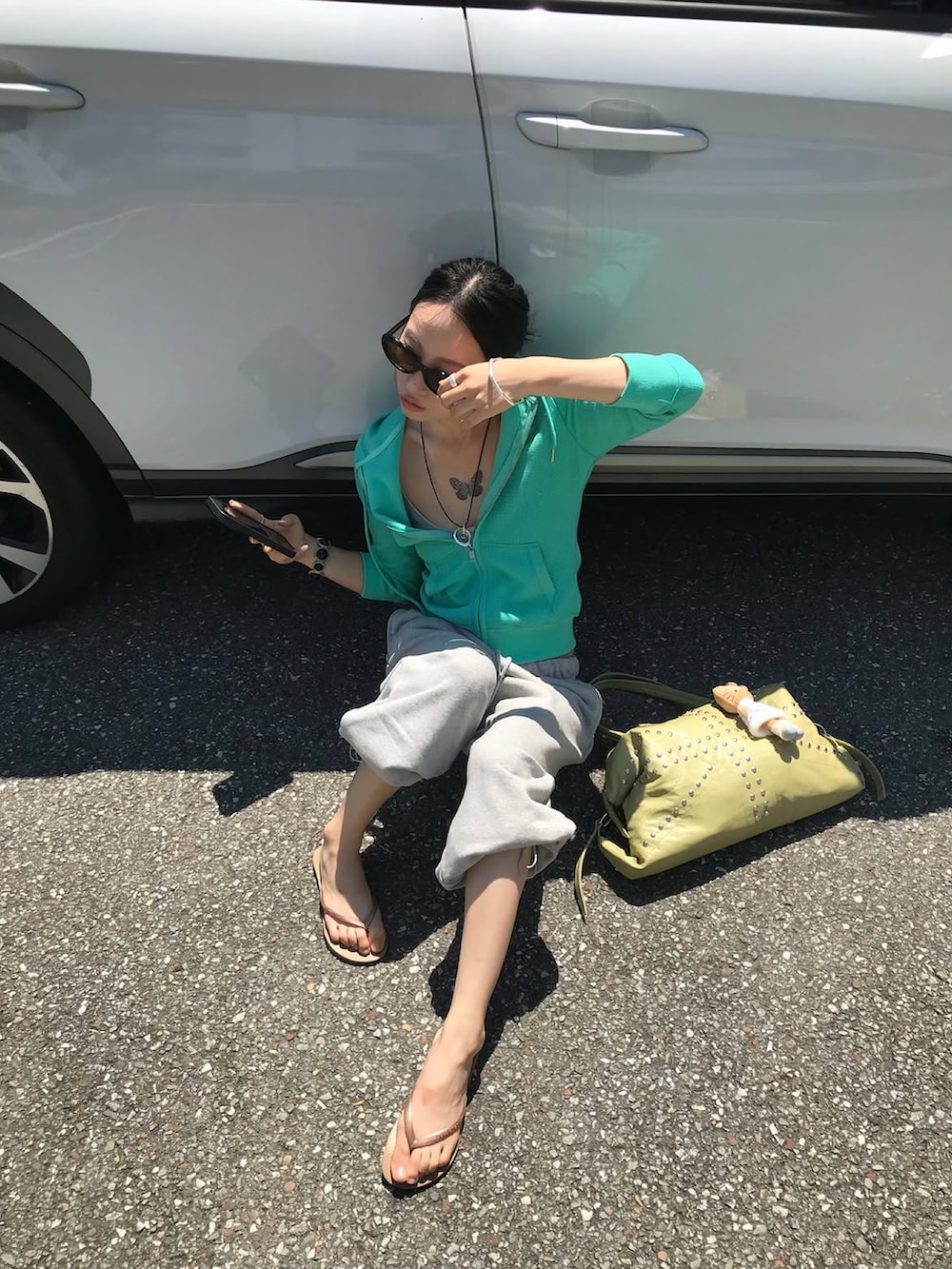 グレー系のパーカー、グレー系のスウェットパンツを着用したレディースの秋コーディネートの2枚目の写真
