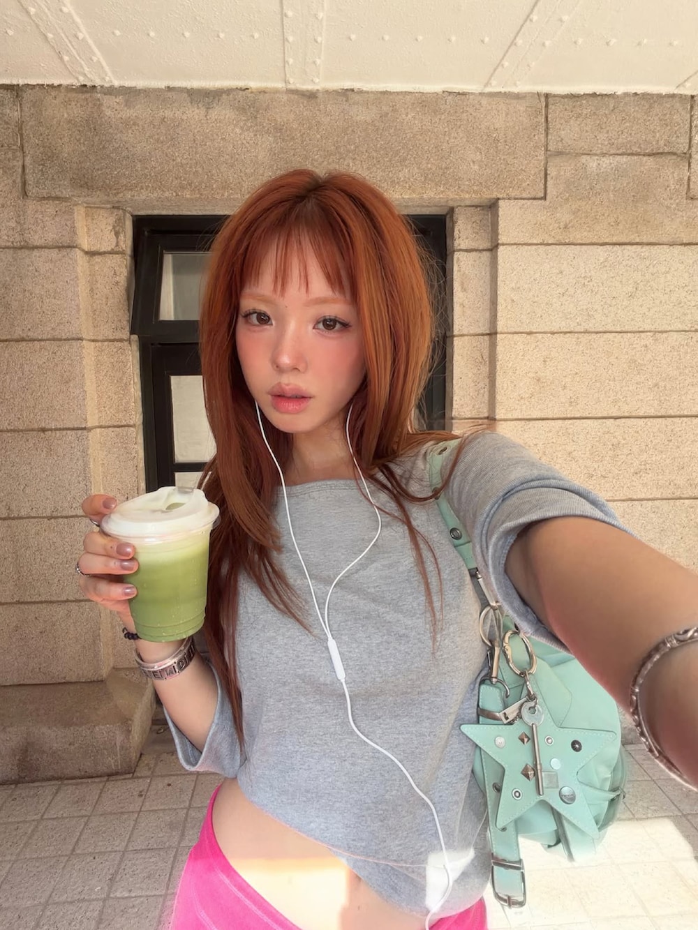 グレー系のTシャツ/カットソー、ブルー系のスウェットパンツを着用したレディースの秋コーディネートの2枚目の写真