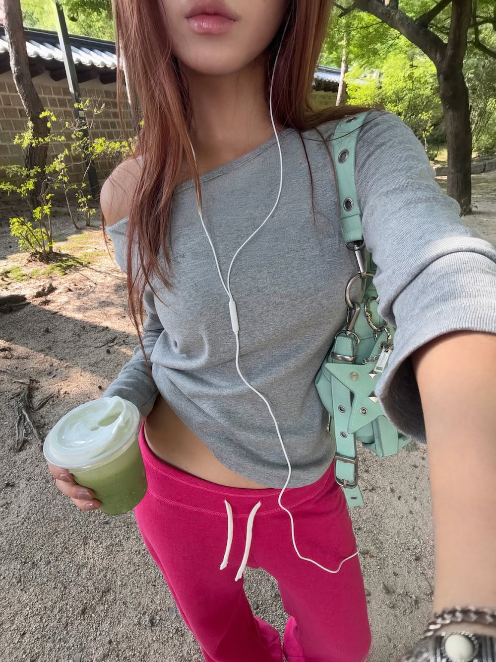 グレー系のTシャツ/カットソー、ブルー系のスウェットパンツを着用したレディースの秋コーディネートの3枚目の写真