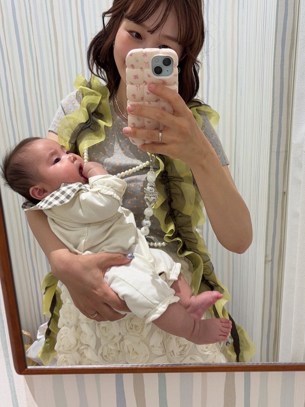 ホワイト系のスカート、ブルー系のシューズ、グレー系のTシャツ/カットソーを着用したレディースの春コーディネートの2枚目の写真