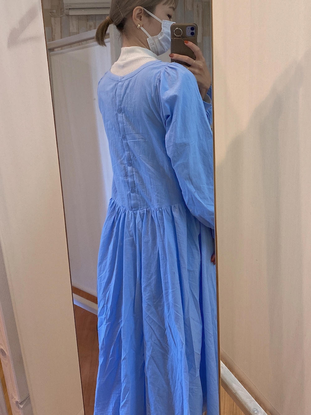 ブルー系のワンピースを着用したレディースの秋コーディネートの2枚目の写真