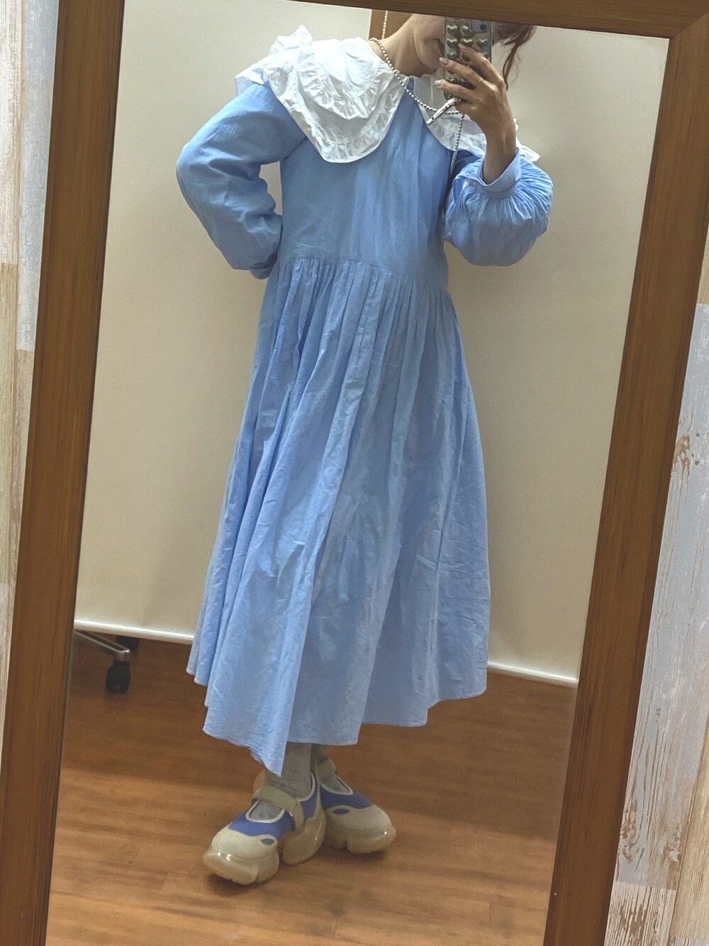 ブルー系のシューズ、ブルー系のワンピースを着用したレディースの春コーディネートの2枚目の写真