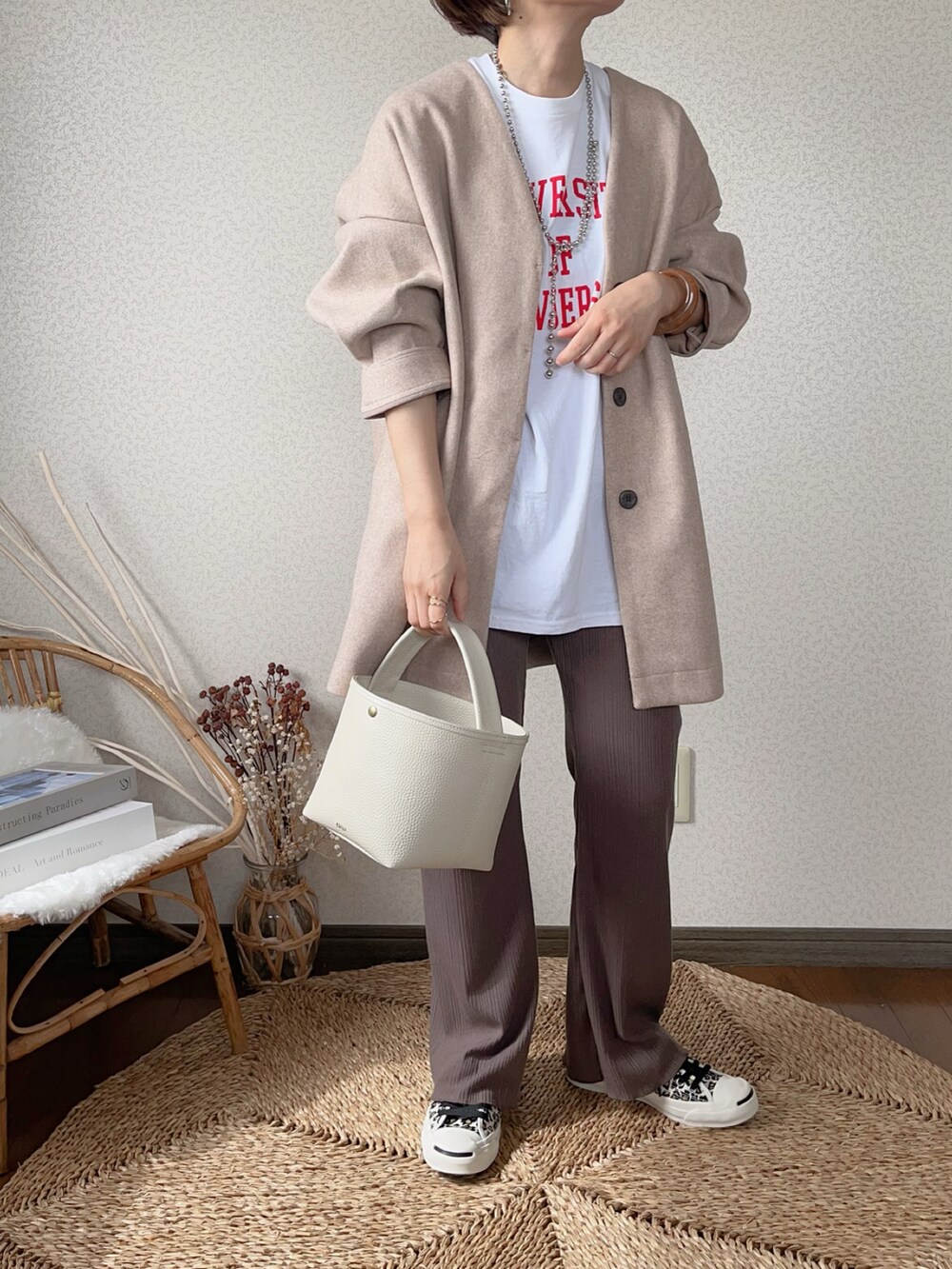 「ANGIE VINTAGE、秋ルック紹介するよ、アンジーヴィンテージ、秋コーデ、コクーンコート、秋服準備はじめました、きれいめカジュアル、ロゴT」｜「ANGIEのGILDANカレッジロゴオーバーサイズTシャツ（半袖）（Tシャツ/カットソー、ホワイト系）」を使った、uaさん（レディース・154cm）の秋コーディネートの2枚目の写真