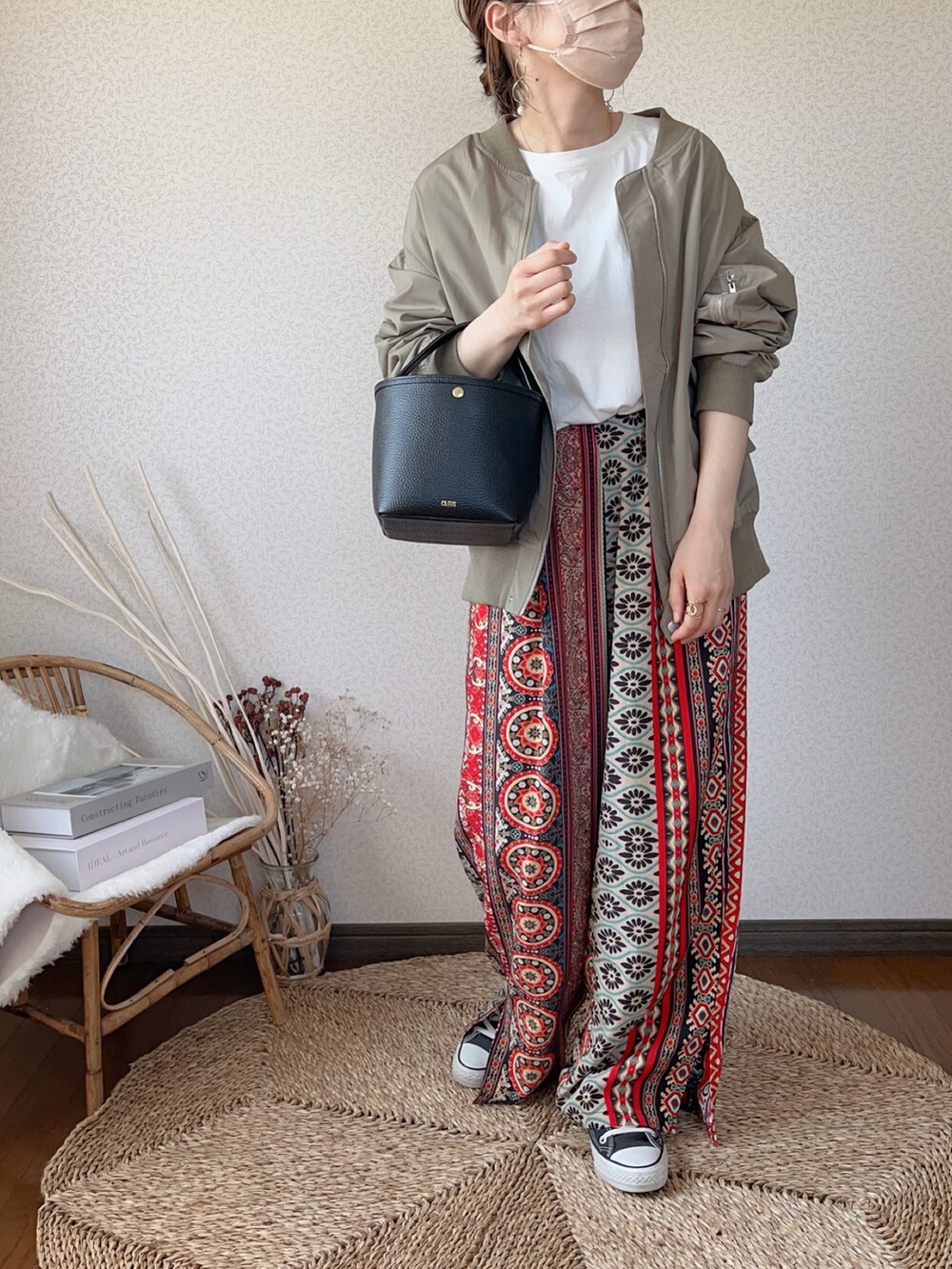 「コーナーズ、corners、エスニック、ワイドパンツ、FREDY&GLOSTER、fredy repit、MA-1、chiiiibag、お出かけコーデ、休日スタイル、春アウター」｜「fredy repitの【WEB限定】MA1　ビッグシルエット ブルゾン（MA-1、グリーン系）」を使った、uaさん（レディース・154cm）の春コーディネートの2枚目の写真