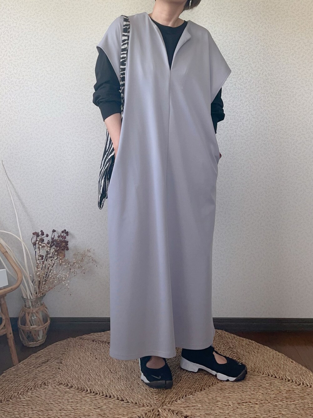 「シンプルコーデ、大人カジュアル、休日スタイル、ラクチンコーデ、秋服、低身長コーデ、ママコーデ」｜「ap retroの深スリットジャンスカ（ワンピース、グレー系）」を使った、uaさん（レディース・154cm）の夏コーディネートの2枚目の写真