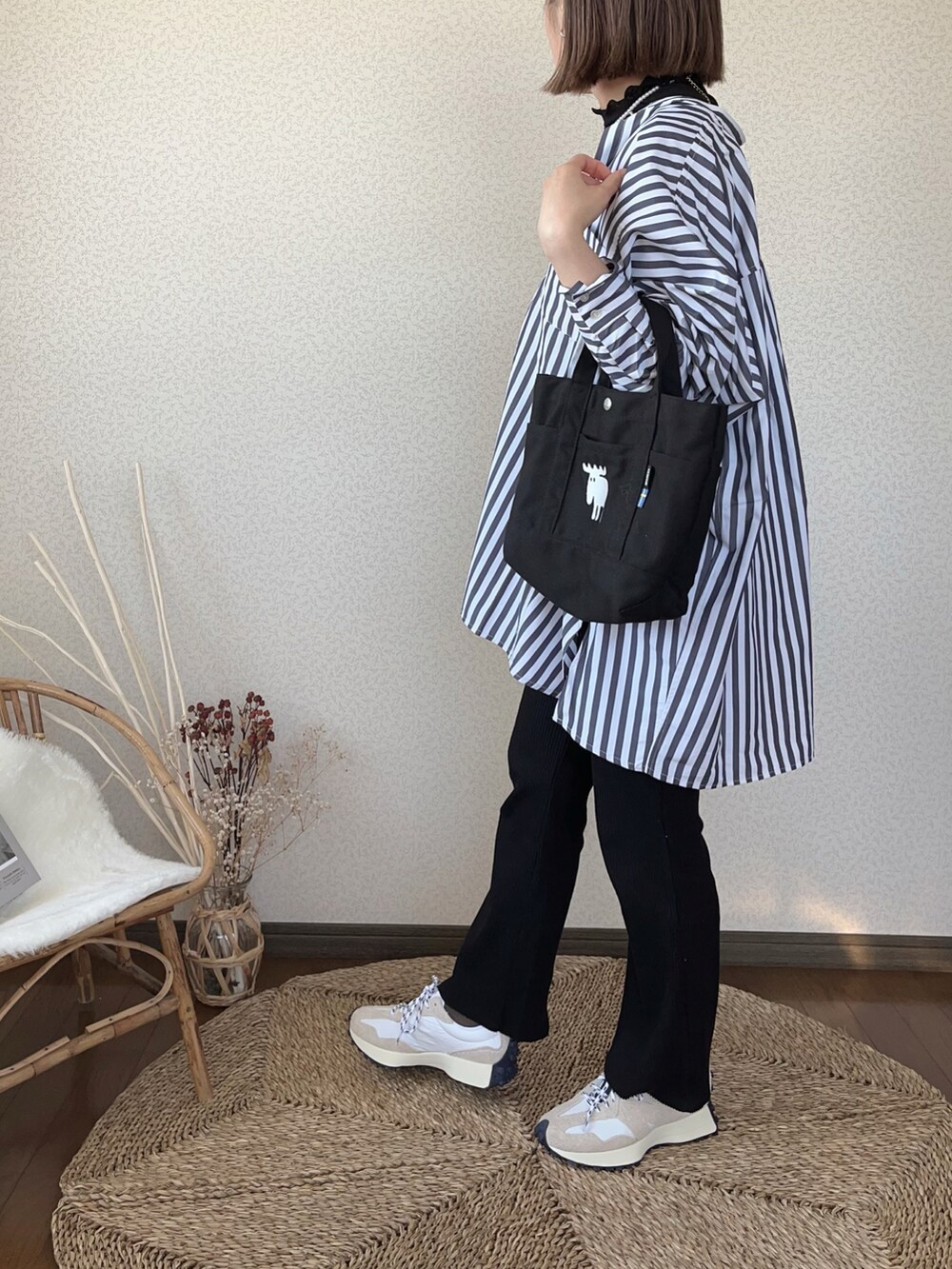 「ストライプシャツ、オトナカジュアル、キャップ、リブパンツ、New Balance、moz、休日スタイル、低身長コーデ、シンプルコーデ」｜「Auntie Rosa HolidayのバックタックBIGシャツ（シャツ/ブラウス、ブルー系）」を使った、uaさん（レディース・153cm）の冬コーディネートの2枚目の写真