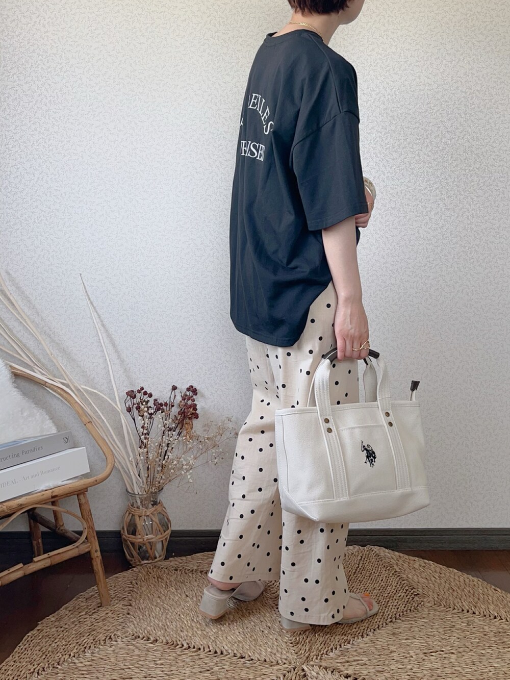 「夏コーデ、アプレトロ、apretro、USポロ、U.S.POLO ASSN.、Tシャツ、休日スタイル、大人カジュアル、トートバッグ、初夏コーデ、低身長」｜「ap retroのアーチバックロゴ半袖TEE（Tシャツ/カットソー、ブラック系）」を使った、uaさん（レディース・154cm）の春コーディネートの2枚目の写真