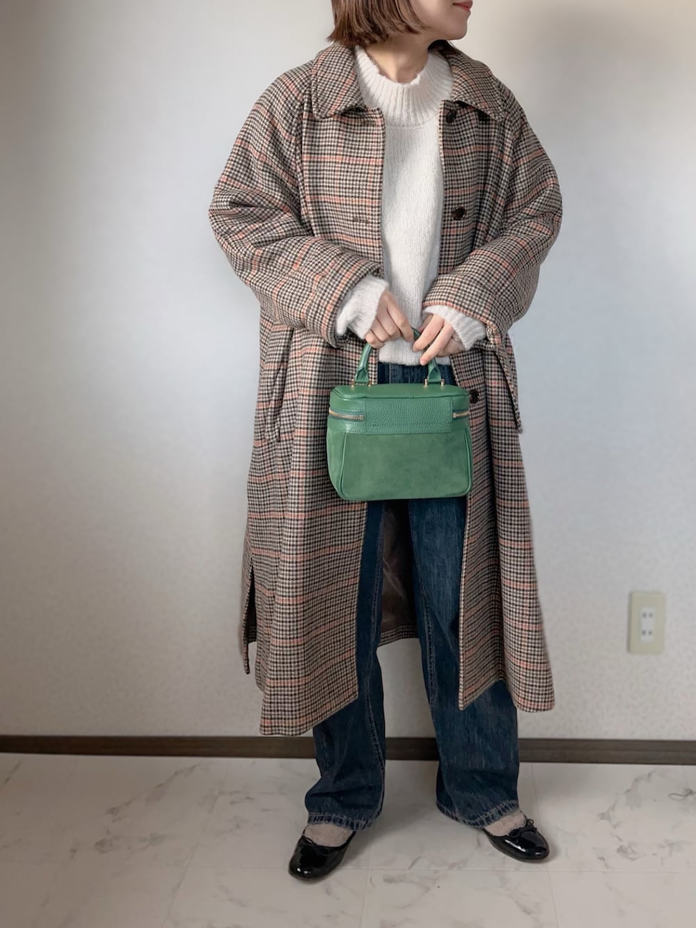 「きれいめカジュアル、チェックコート、低身長、クリスプ、おしゃれさんと繋がりたい、Libra、リブラ、chiiiibag、Crisp yours、グリーン」｜「Libra Cueの2020/AW ポップコーンスリーブニット（ニット/セーター、ホワイト系）」を使った、uaさん（レディース・153cm）の冬コーディネートの2枚目の写真