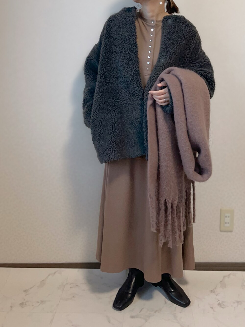 「アプレトロ、apretro、クリスマスに着たい服、シエナ、Ciena、大人コーデ、ロングワンピース」｜「CIENAのフワフワバルキービッグマフラー（マフラー、ブラウン系）」を使った、uaさん（レディース・153cm）の冬コーディネートの4枚目の写真
