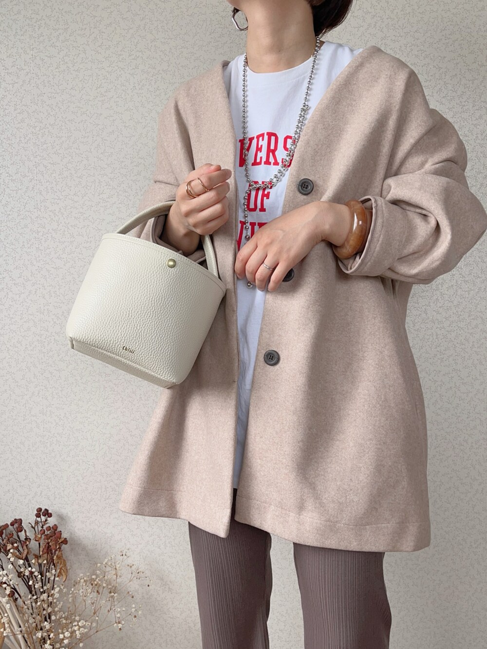 「ANGIE VINTAGE、秋ルック紹介するよ、アンジーヴィンテージ、秋コーデ、コクーンコート、秋服準備はじめました、きれいめカジュアル、ロゴT」｜「ANGIEのGILDANカレッジロゴオーバーサイズTシャツ（半袖）（Tシャツ/カットソー、ホワイト系）」を使った、uaさん（レディース・154cm）の秋コーディネートの3枚目の写真
