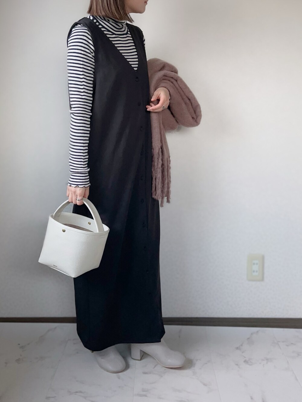 「apretro、アプレトロ、シエナ、Ciena、クリスマスに着たい服、オトナ女子、chiiiibag、ショートブーツ、アンクルブーツ、おしゃれさんと繋がりたい、ジャンスカ」|「ap retroのVネックロングジャンスカ/ 2WAY(前後)着用可能(ジャンパースカート、ブラック系)」を使った、uaさん(レディース・153cm)の冬コーディネートの2枚目の写真