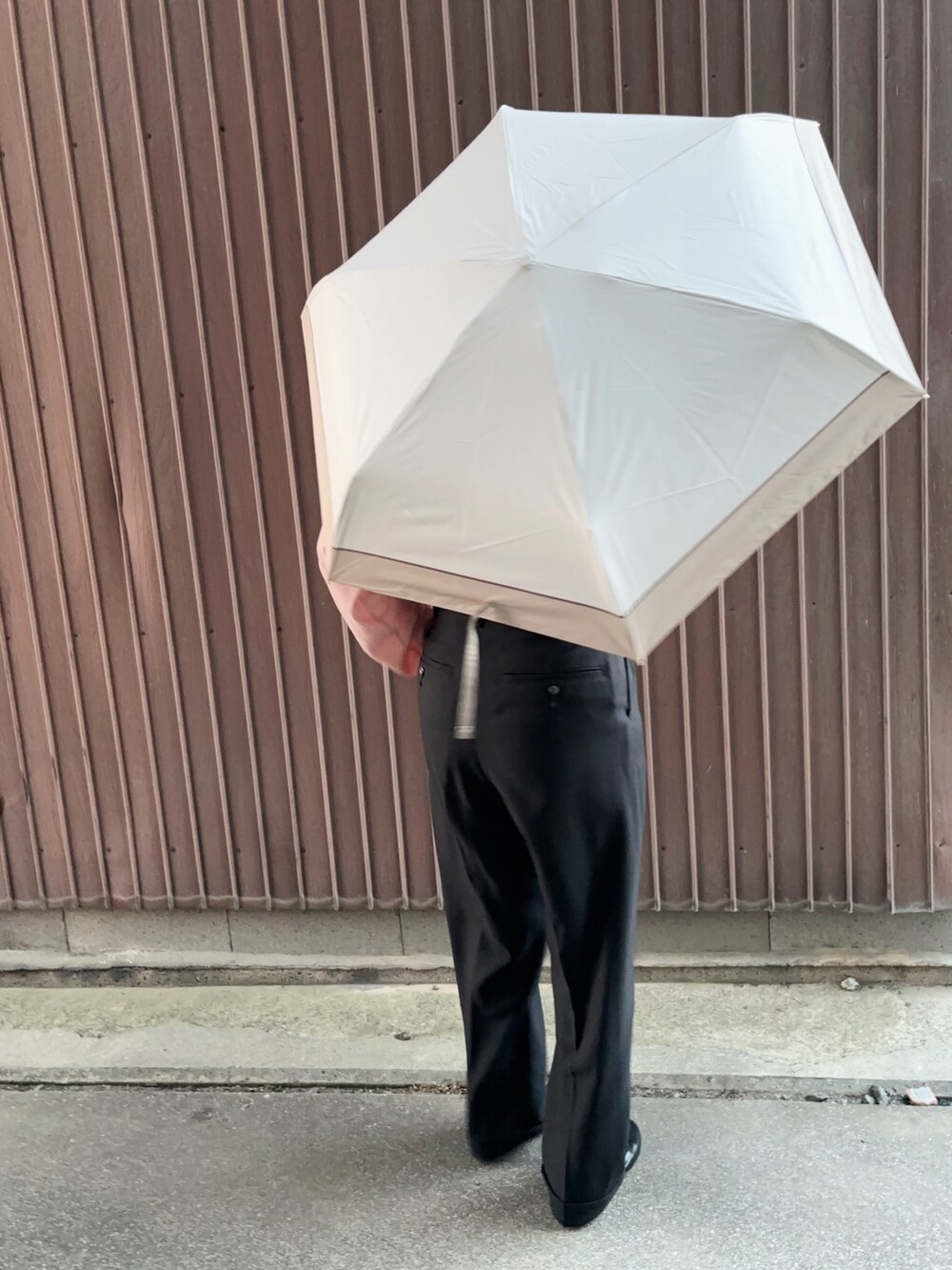 「ウォーターフロント、waterfront、晴雨兼用、折り畳み傘、折りたたみ傘」｜「Waterfrontの日傘　ネオミニ UVブロック 折 51cm（折りたたみ傘、ベージュ系）」を使った、uaさん（レディース・154cm）の春コーディネートの2枚目の写真