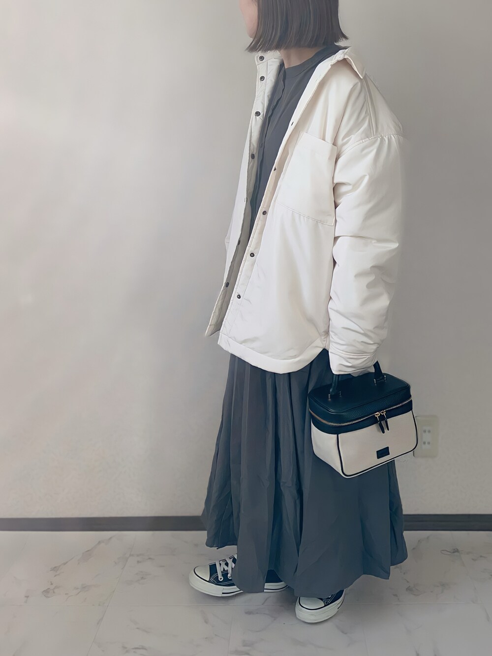 「シャツワンピ、ハイカットスニーカー、低身長コーデ、シャツブルゾン、シエナ、chiiiibag、Ciena、ECRIRE、エクリール、ECRIRE✖︎yun」｜「CIENAの中綿シャツブルゾン（ダウンジャケット/コート、ホワイト系）」を使った、uaさん（レディース・153cm）の冬コーディネートの2枚目の写真