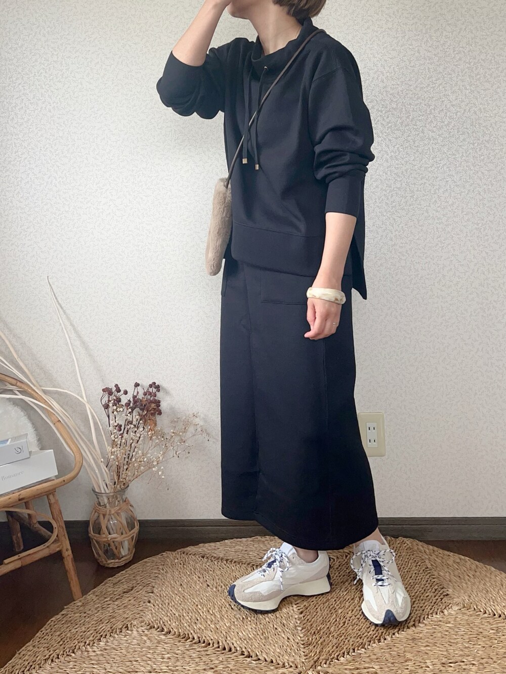 「秋冬コーデ、セットアップ、ikka、秋服、お出かけコーデ、シンプルスタイル、大人カジュアル、タイトスカート、ダンボール素材」｜「ikkaの【雑誌InRed11月号掲載】【セットアップ対応／親子おそろい】GOKU楽 ダンボールニットスピンドルプルオーバー（スウェット、ブラック系）」を使った、uaさん（レディース・153cm）の秋コーディネートの2枚目の写真