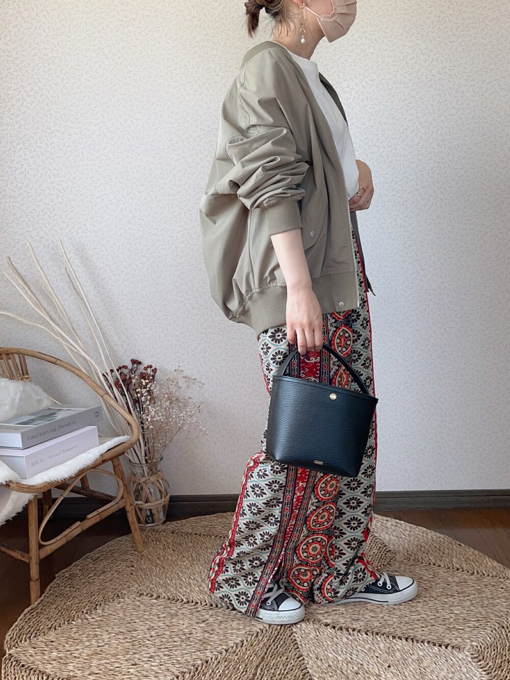 「コーナーズ、corners、エスニック、ワイドパンツ、FREDY&GLOSTER、fredy repit、MA-1、chiiiibag、お出かけコーデ、休日スタイル、春アウター」｜「fredy repitの【WEB限定】MA1　ビッグシルエット ブルゾン（MA-1、グリーン系）」を使った、uaさん（レディース・154cm）の春コーディネートの3枚目の写真