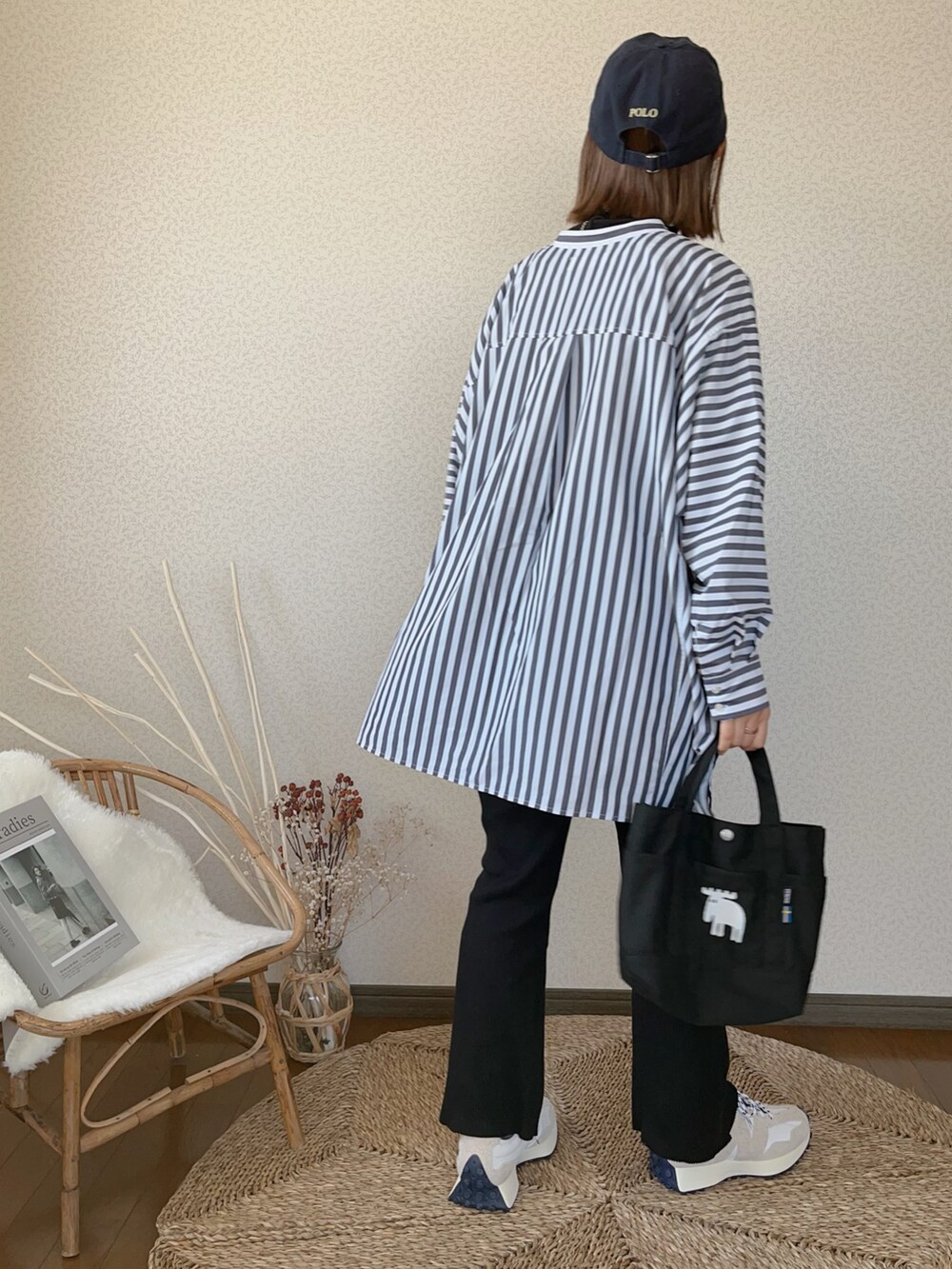 「ストライプシャツ、オトナカジュアル、キャップ、リブパンツ、New Balance、moz、休日スタイル、低身長コーデ、シンプルコーデ」｜「Auntie Rosa HolidayのバックタックBIGシャツ（シャツ/ブラウス、ブルー系）」を使った、uaさん（レディース・153cm）の冬コーディネートの3枚目の写真