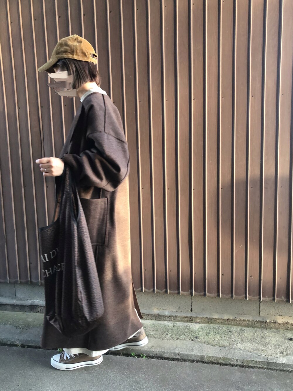 「シエナ、Ciena、コーエン、coen、お出かけコーデ、秋のコーデ、オトナカジュアル、スウェットワンピース、ブラウンコーデ、コンバース」｜「CIENAのノーカラーリバーシブルロングコート（ノーカラーコート、ブラウン系）」を使った、uaさん（レディース・153cm）の秋コーディネートの3枚目の写真