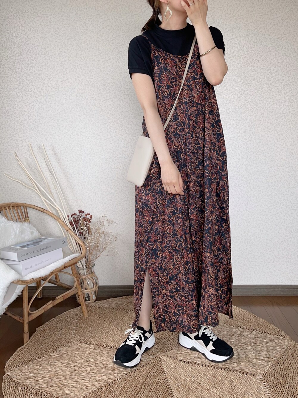 「ANGIE VINTAGE、Angie、キャミワンピ、Ciena、シエナ、Lucida、ダッドスニーカー、休日スタイル、夏コーデ」｜「ANGIEのインドバックリボンキャミワンピース（ワンピース、ブラック系）」を使った、uaさん（レディース・153cm）の春コーディネートの2枚目の写真