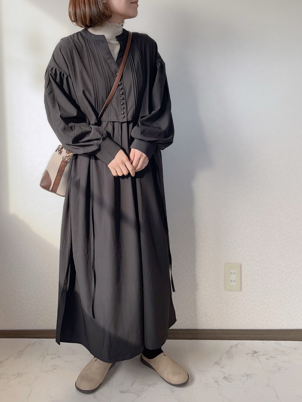 「しまむら、ロングワンピース、ワンピーススタイル、クリスプ、オトナカジュアル、RODE SKO、お洒落さんとつながりたい、ロデスコ、アプレトロ、apretro、Crisp yours」｜「ap retroのレイヤード風ボリューム袖ワンピース（ワンピース、ブラック系）」を使った、uaさん（レディース・153cm）の冬コーディネートの2枚目の写真