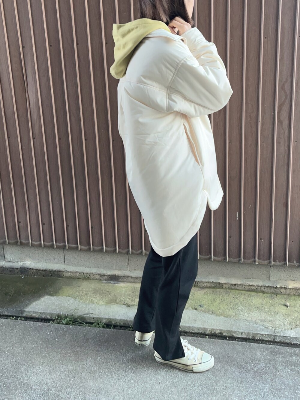 「シエナ、Ciena、アプレトロ、apretro、大人カジュアル、冬コーデ、春コーデ、春カラー、オーバーサイズ」｜「ap retroの裏毛ジョガーPT（スウェットパンツ、ブラック系）」を使った、uaさん（レディース・153cm）の冬コーディネートの2枚目の写真