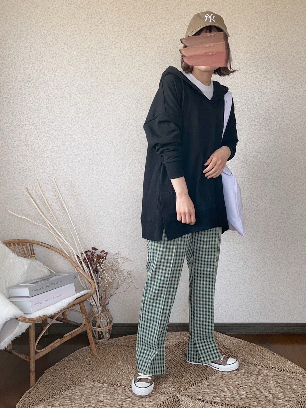「Traditional Weatherwear、トラディショナルウェザーウエア、アプレトロ、apretro、COTORICA.、コトリカ、トレンチコート、パーカー、キャップ」｜「COTORICAのオーバーサイズトレンチ【スプリングコート】（トレンチコート、ベージュ系）」を使った、uaさん（レディース・154cm）の春コーディネートの3枚目の写真