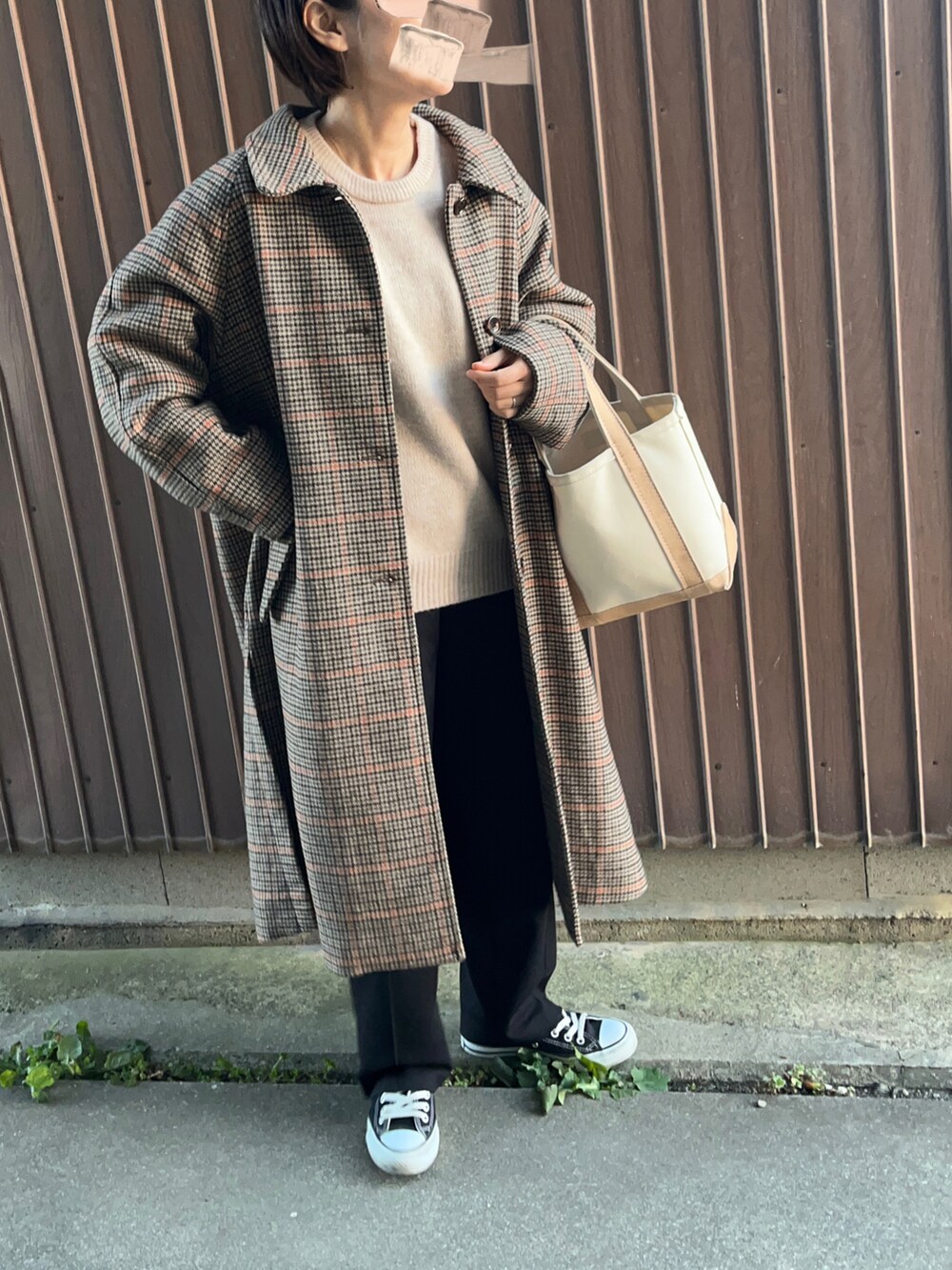 「エクリール、ECRIRE、ニット、チェックコート、秋冬コーデ、クリスマスに着たい服、休日コーデ、ステンカラーコート」｜「ECRIREのドロップショルダーカラーニット（ニット/セーター、ホワイト系）」を使った、uaさん（レディース・154cm）の冬コーディネートの2枚目の写真