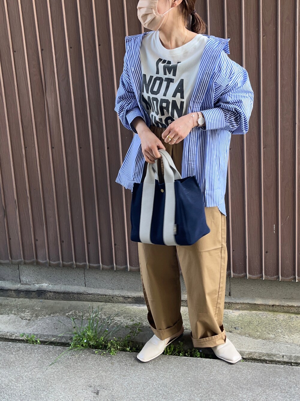 ベージュ系のその他パンツ、ブルー系のシャツ/ブラウス、ホワイト系のTシャツ/カットソーを着用したレディースの春コーディネートの2枚目の写真