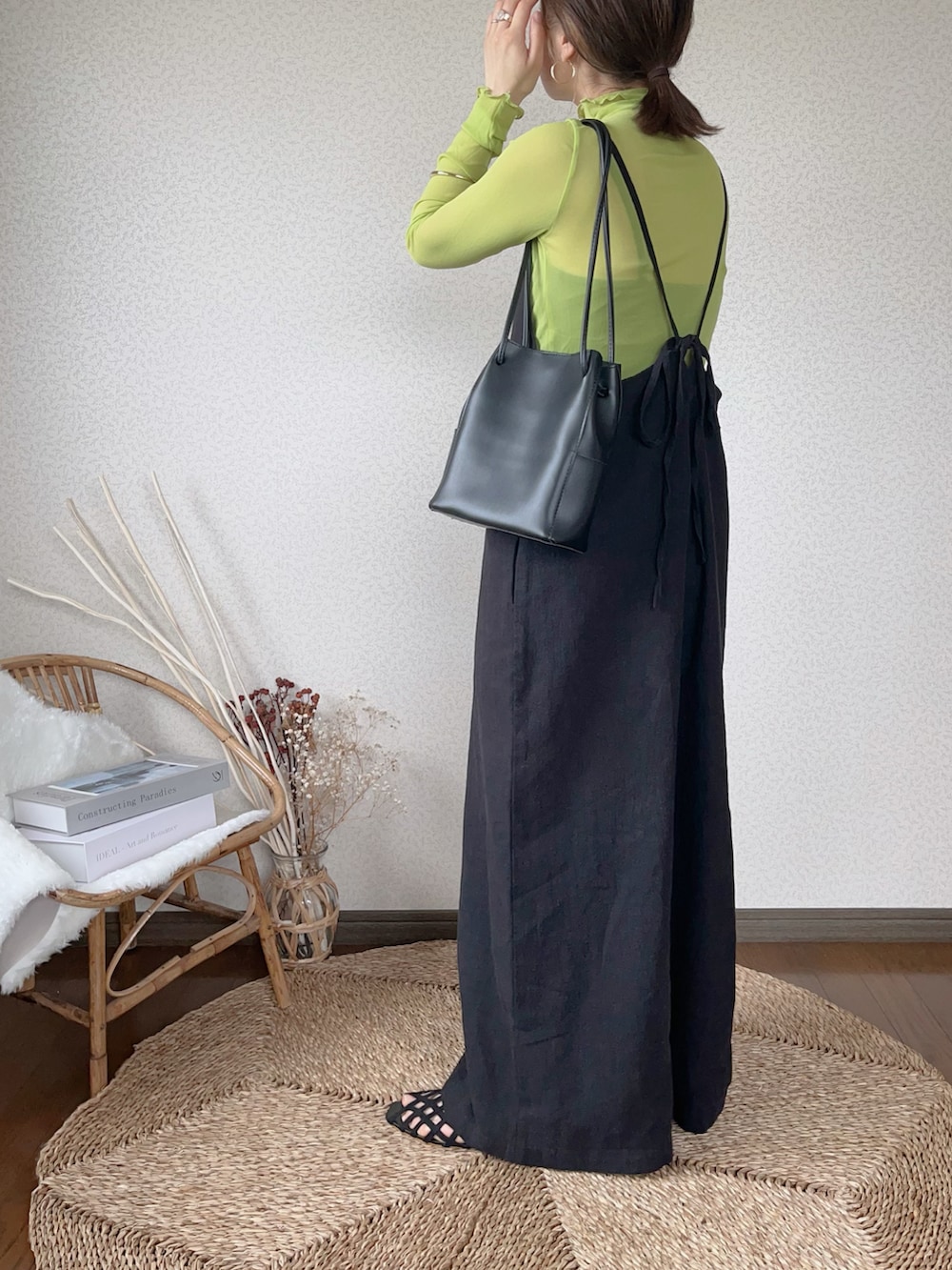 「HANNE、アン、シアートップス、シースルー、FORK&SPOON、リネンサロペット、お出かけコーデ、きれいめカジュアル、低身長コーデ」｜「HANNEのシースルーカットソー（Tシャツ/カットソー、グリーン系）」を使った、uaさん（レディース・153cm）の春コーディネートの3枚目の写真