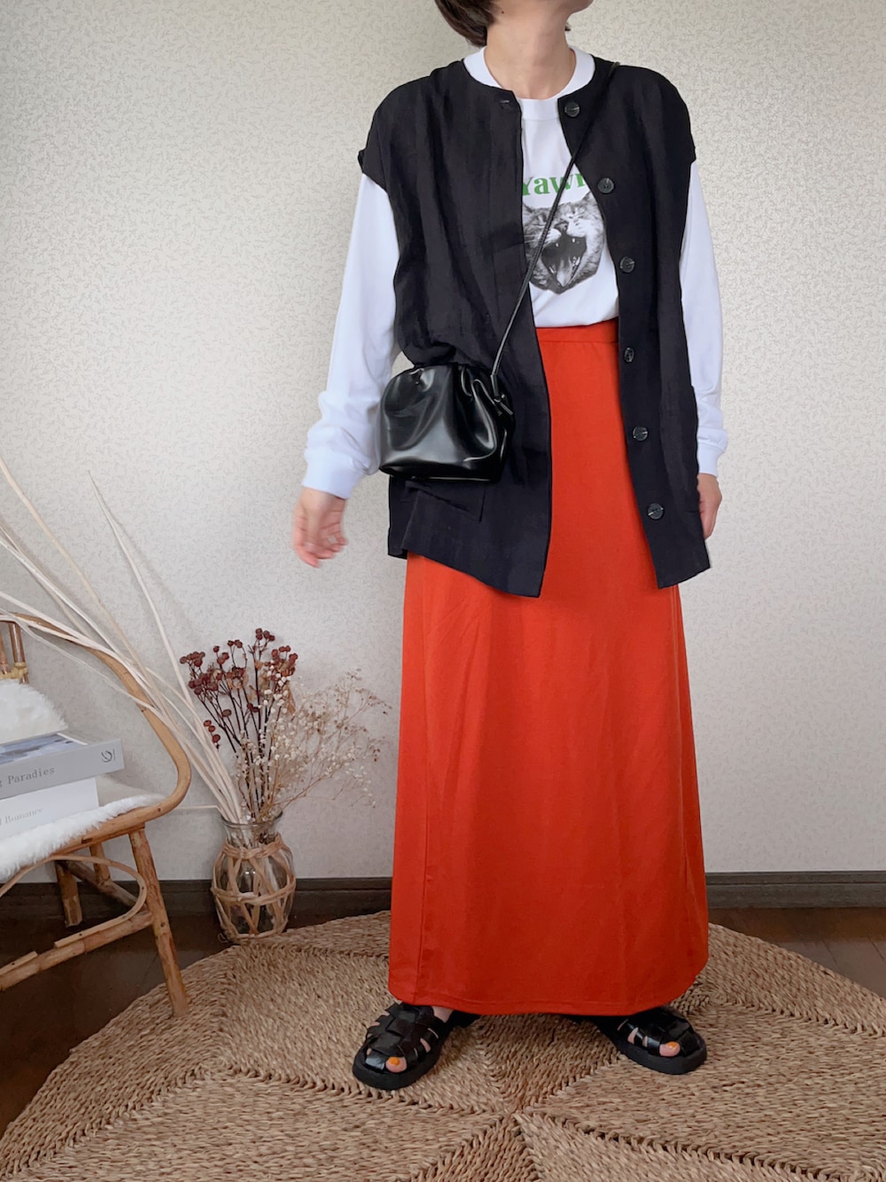 「gloster、FREDY&GLOSTER、アンジーヴィンテージ、ANGIE VINTAGE、ECRIRE、ベスト、asknowasplus、休日スタイル、秋物準備はじめました、ロングスカート」｜「GLOSTERの《新柄&新色追加!!》【GLOSTER/グロスター】DOG&CAT 犬猫プリントロンT（Tシャツ/カットソー、ホワイト系）」を使った、uaさん（レディース・154cm）の秋コーディネートの3枚目の写真