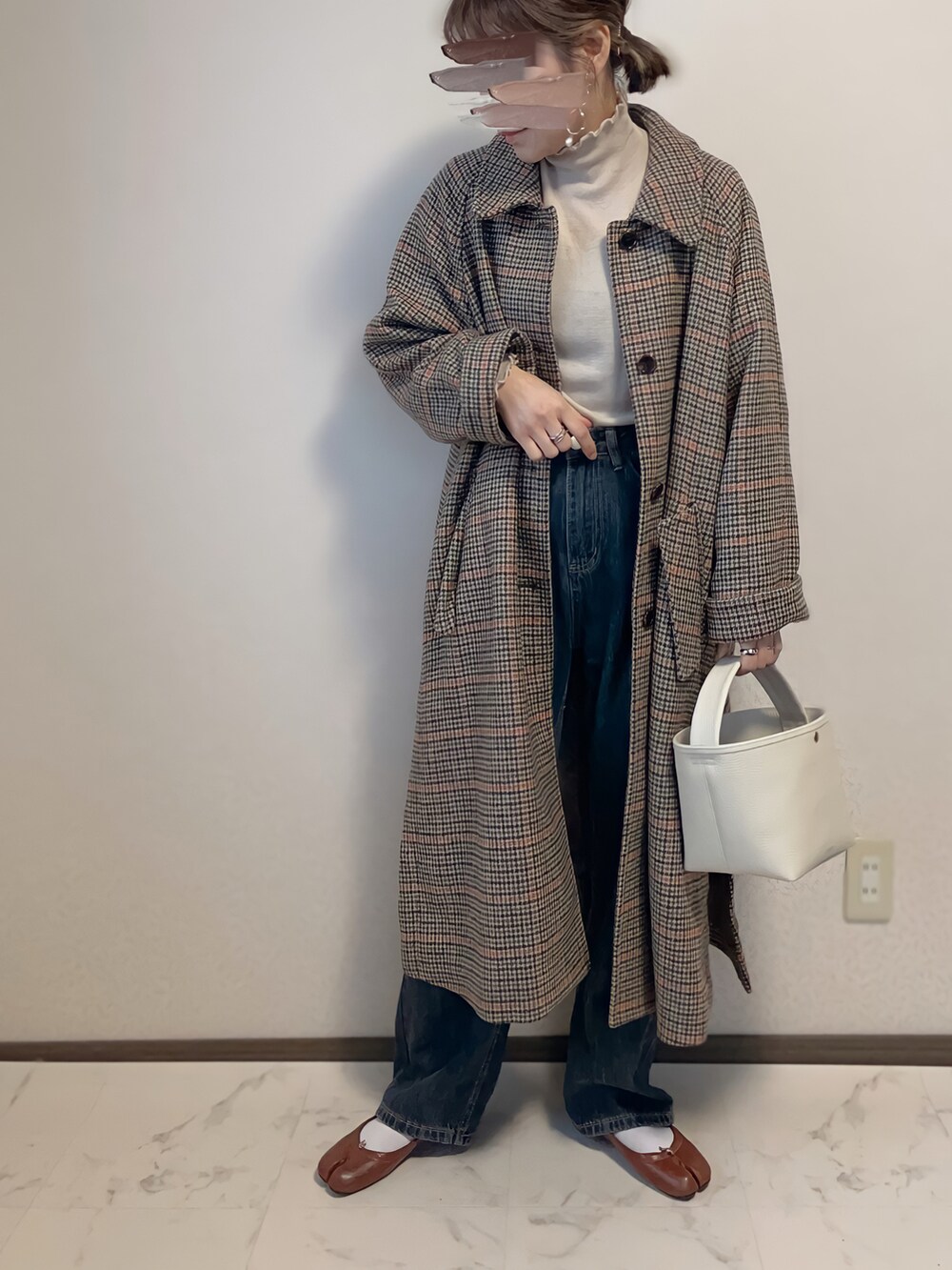 「クリスマスに着たい服、クリスプ、Crisp、chiiiibag、ステンカラーコート、チェックコート、大人コーデ、大人カジュアル」｜「Crisp yoursの【WEB限定】メロウソフトTシャツ（Tシャツ/カットソー、ベージュ系）」を使った、uaさん（レディース・153cm）の冬コーディネートの2枚目の写真