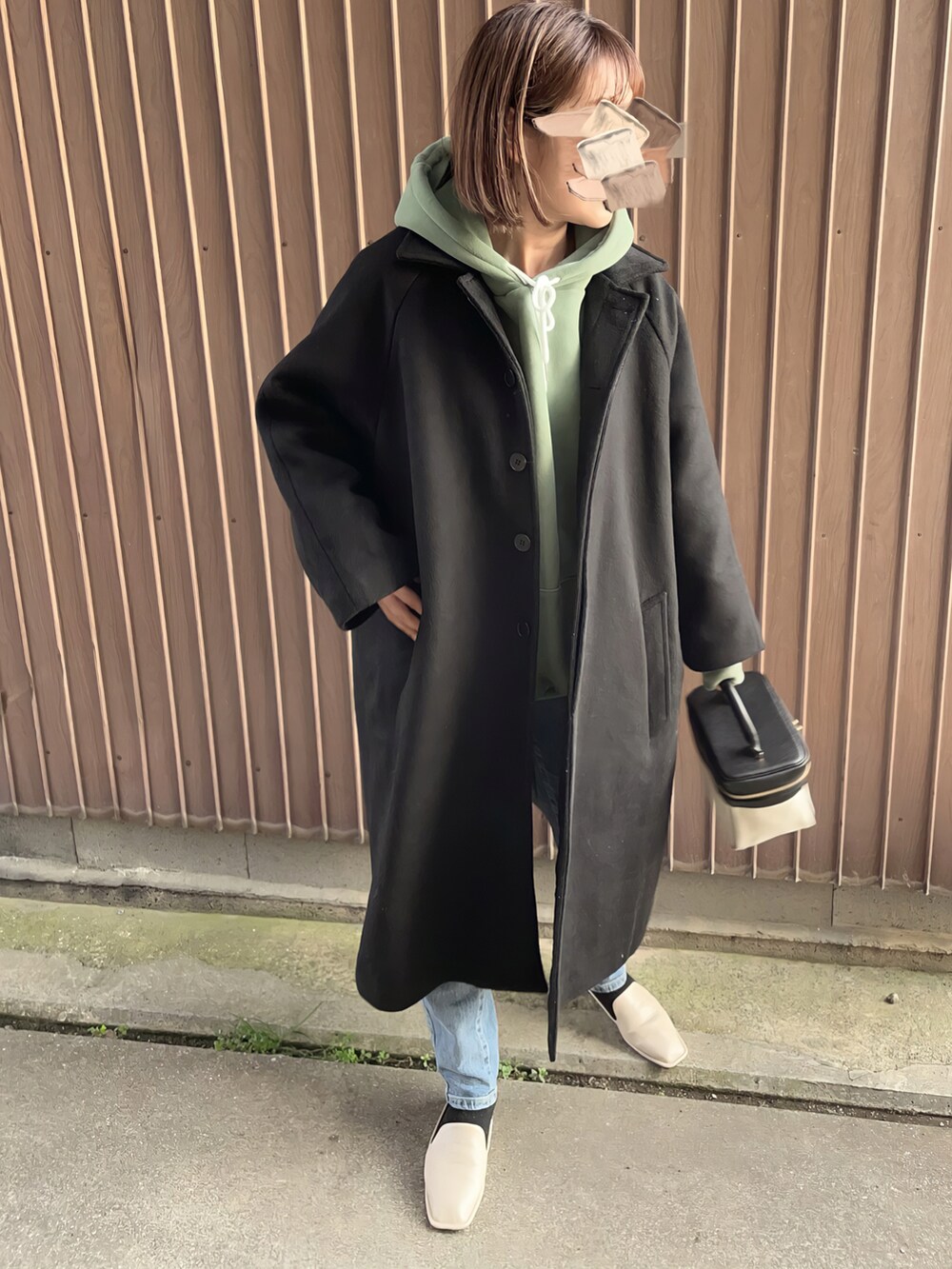 「クリスマスに着たい服、リブラ、Libra、休日スタイル、ECRIRE、エクリール、chiiiibag、ビッグパーカー」｜「Ch!iii BAGの【ch!iii】キャンバスバニティBAG◆（ハンドバッグ、ブラック系）」を使った、uaさん（レディース・153cm）の冬コーディネートの2枚目の写真