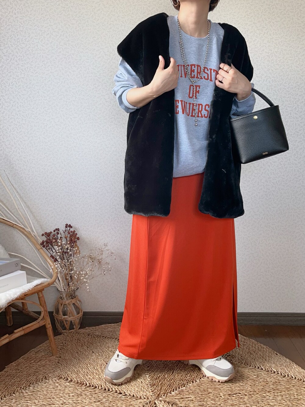 「アンジーヴィンテージ、ANGIE VINTAGE、ロゴスウェット、ファーベスト、秋服、大人カジュアル、秋コーデ、ダッドスニーカー」｜「ANGIEの【2022年秋冬新色追加】GILDANカレッジロゴオーバーサイズスウェット（スウェット、グレー系）」を使った、uaさん（レディース・154cm）の秋コーディネートの2枚目の写真