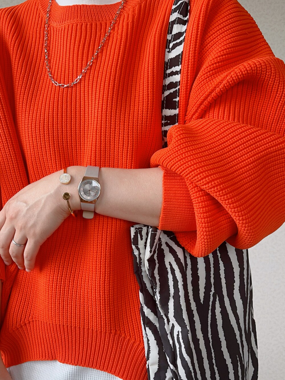 「ボマール、bohmal、bohmal_style、bohmal_official、EDWIN、デニムコーデ、カラーニット、ダンボールニット、レイヤードスタイル、SKAGEN」｜「bohmalの変形アーム前後差カラフルダンボールニット（ニット/セーター、オレンジ系）」を使った、uaさん（レディース・154cm）の秋コーディネートの3枚目の写真