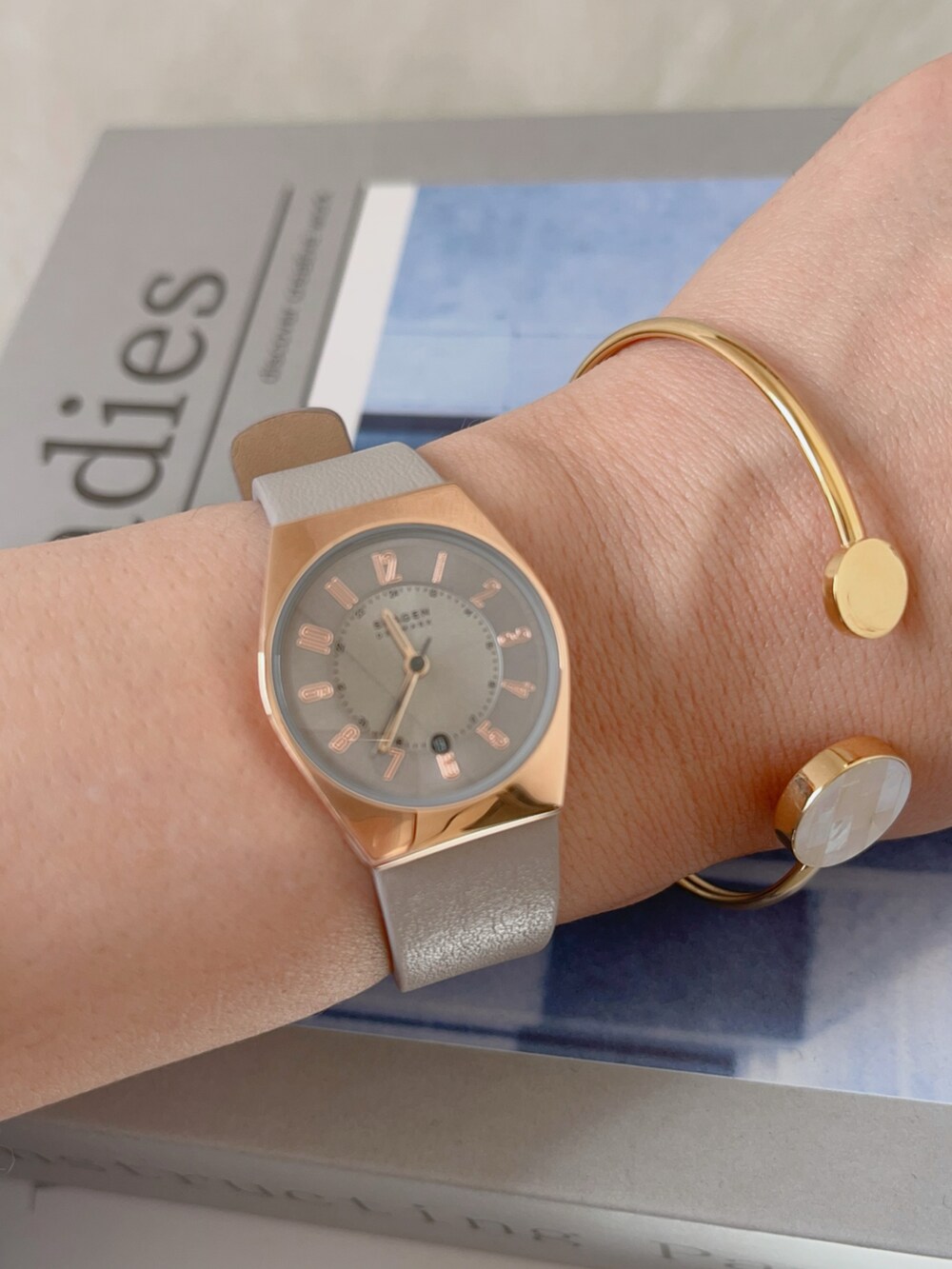 「初秋コーデ、秋のコーデ、fredy emue、ニットカーディガン、EDWIN、エドウィン、秋服コーデ、低身長コーデ、SKAGEN」｜「EDWINのessentials ハイウエストフレアデニムパンツ（デニムパンツ、ブルー系）」を使った、uaさん（レディース・154cm）の秋コーディネートの3枚目の写真