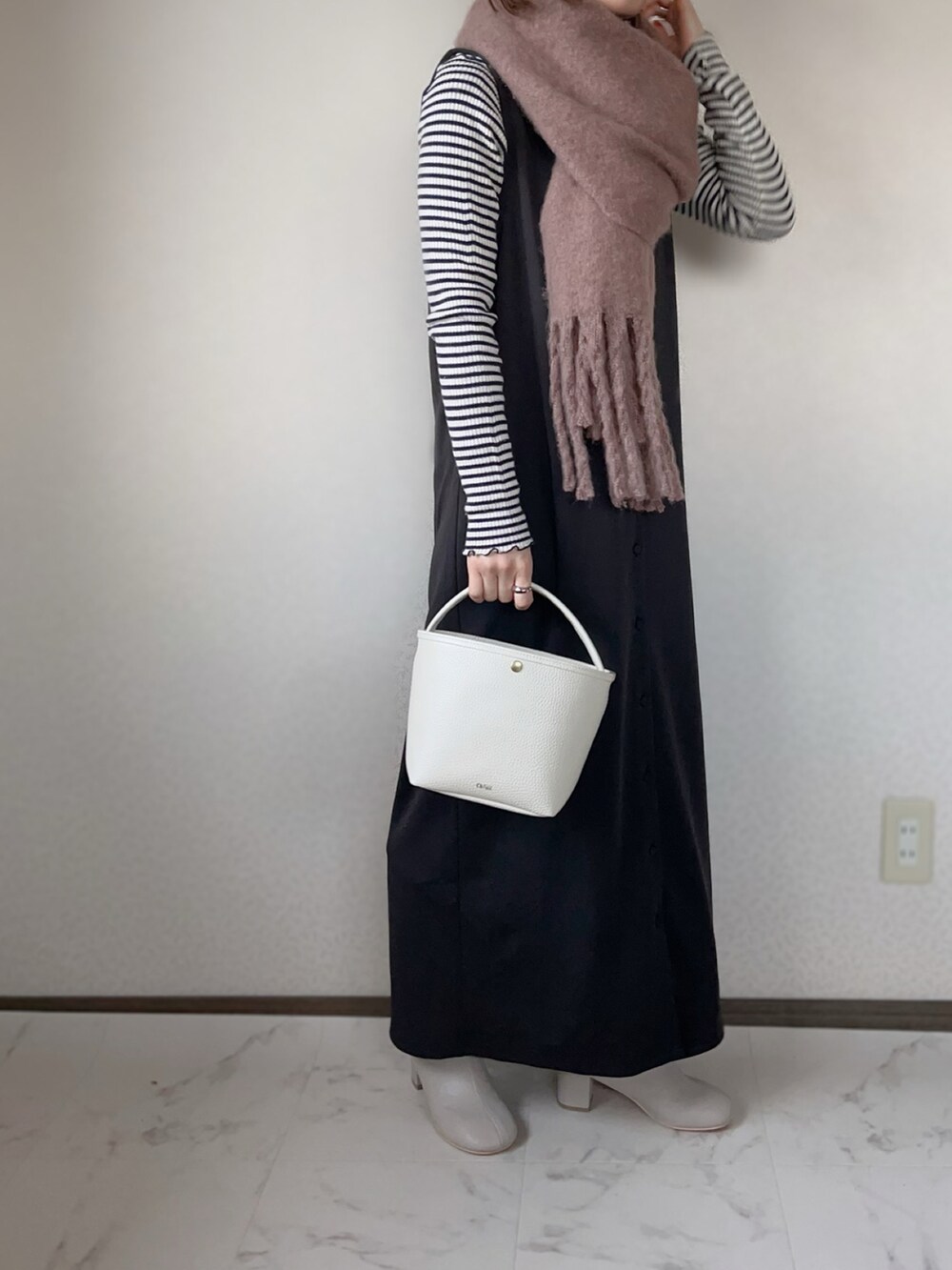 「apretro、アプレトロ、シエナ、Ciena、クリスマスに着たい服、オトナ女子、chiiiibag、ショートブーツ、アンクルブーツ、おしゃれさんと繋がりたい、ジャンスカ」|「ap retroのVネックロングジャンスカ/ 2WAY(前後)着用可能(ジャンパースカート、ブラック系)」を使った、uaさん(レディース・153cm)の冬コーディネートの4枚目の写真